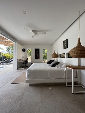 1 غرفة نوم وخزنة داخل الغرفة ومساحة عمل للكمبيوتر المحمول