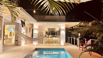 1 quarto, cofres nos quartos, espaço de trabalho para notebook