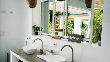 Banheira e chuveiro separados, toalhas de banho, sabonete