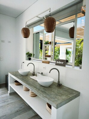 Bathtub dan shower terpisah, handuk, sabun, dan tisu toilet