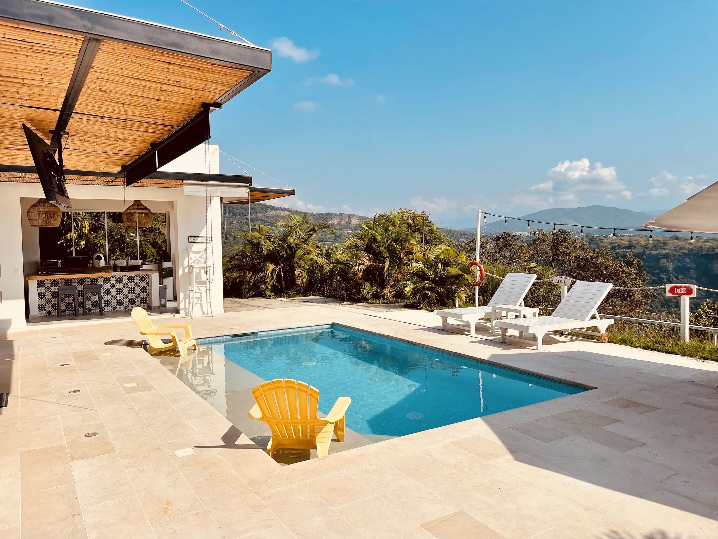 1 bilik tidur, peti besi dalam bilik, ruang kerja komputer riba 