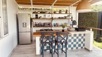 1 bilik tidur, peti besi dalam bilik, ruang kerja komputer riba