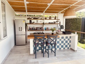 1 quarto, cofres nos quartos, espaço de trabalho para notebook