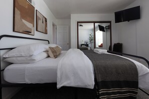 3 bedrooms, desk, iron/ironing board, WiFi