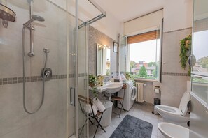 Chuveiro, secador de cabelo, bidê, toalhas de banho