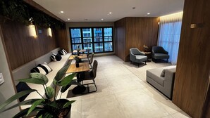 Een modern interieur met een eethoek, zitplaatsen en grote ramen.