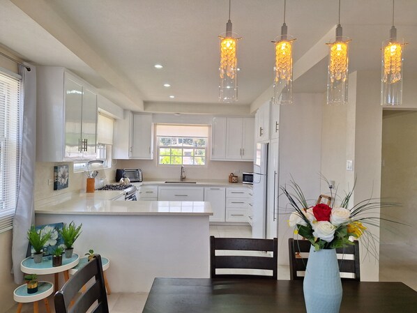 Kylskåp, mikrovågsugn, ugn och spishäll