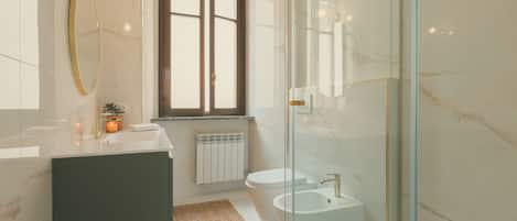 Apartment | Bathroom | Shower, free toiletries, hair dryer, bidet