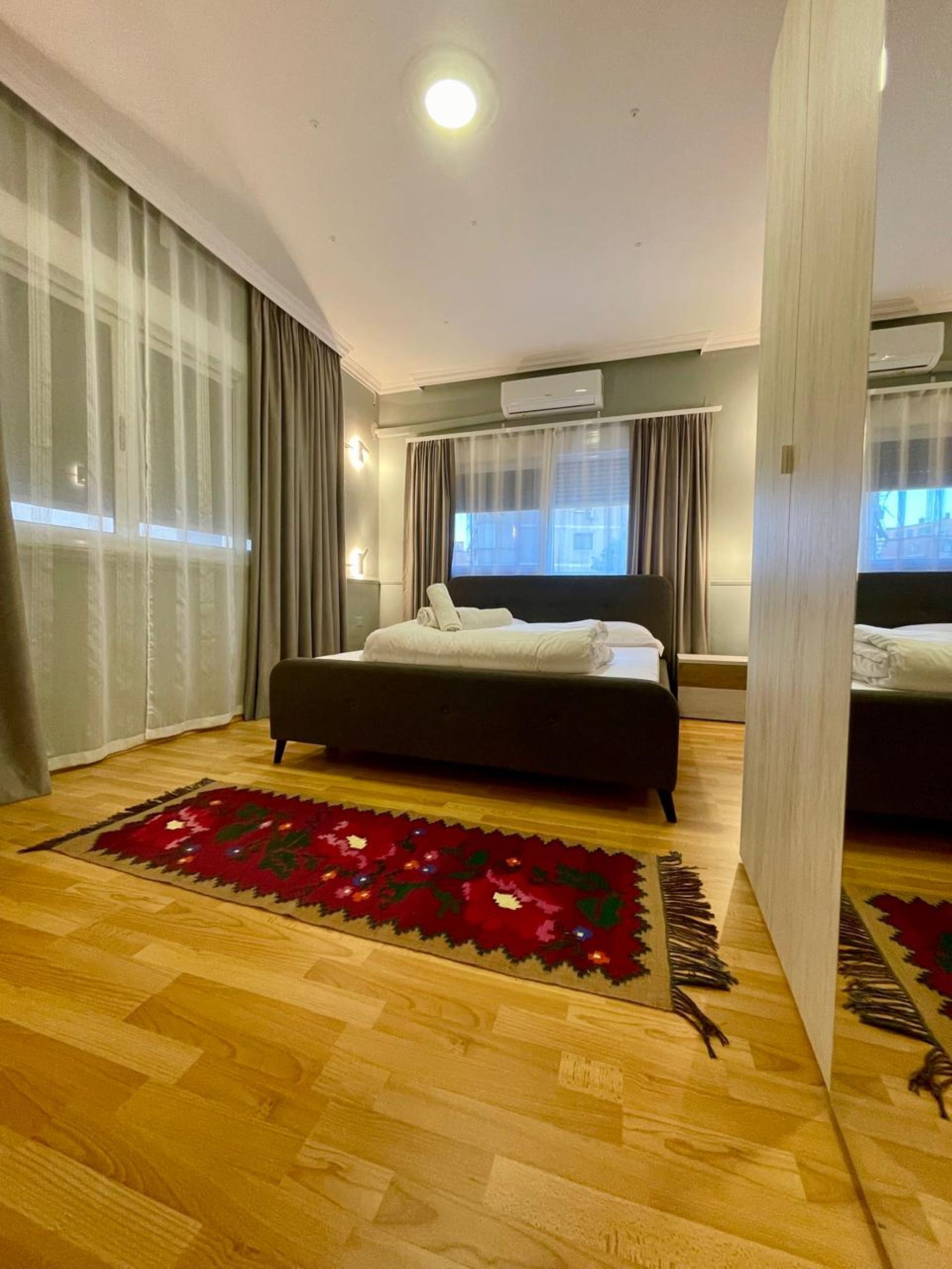 Deluxe tweepersoonskamer | Individueel gedecoreerd, individueel gemeubileerd, een laptopwerkplek