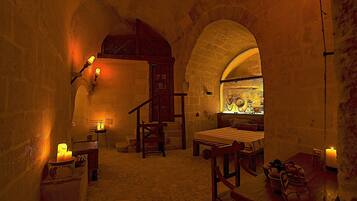 Enotrian Dwelling 8 - in a cave | Copriletto in piuma, con stile personalizzato
