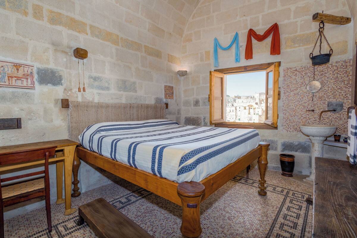 Magna Graecia Dwelling 17 - with view of the Sassi