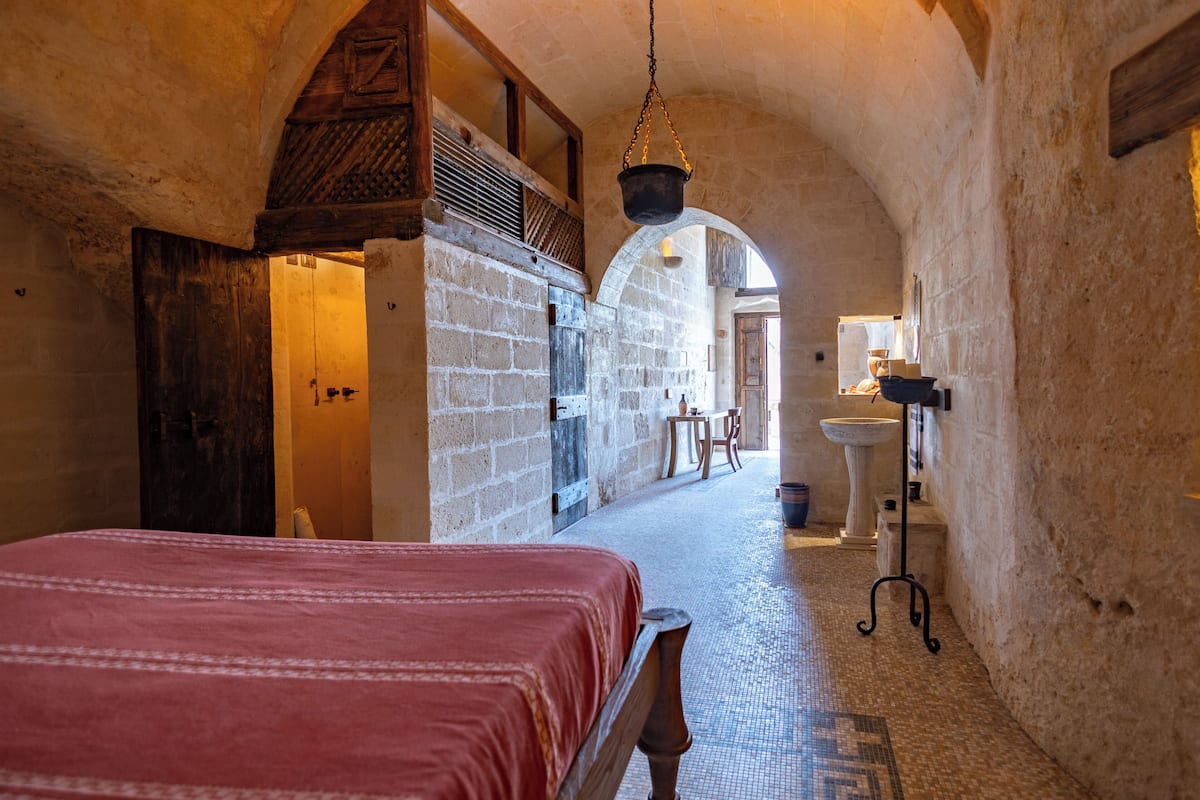 Magna Greciae Dwelling 14 (The Fishermen's) - in a cave with view of the Sassi | Down comforters, individually decorated, individually furnished, desk
