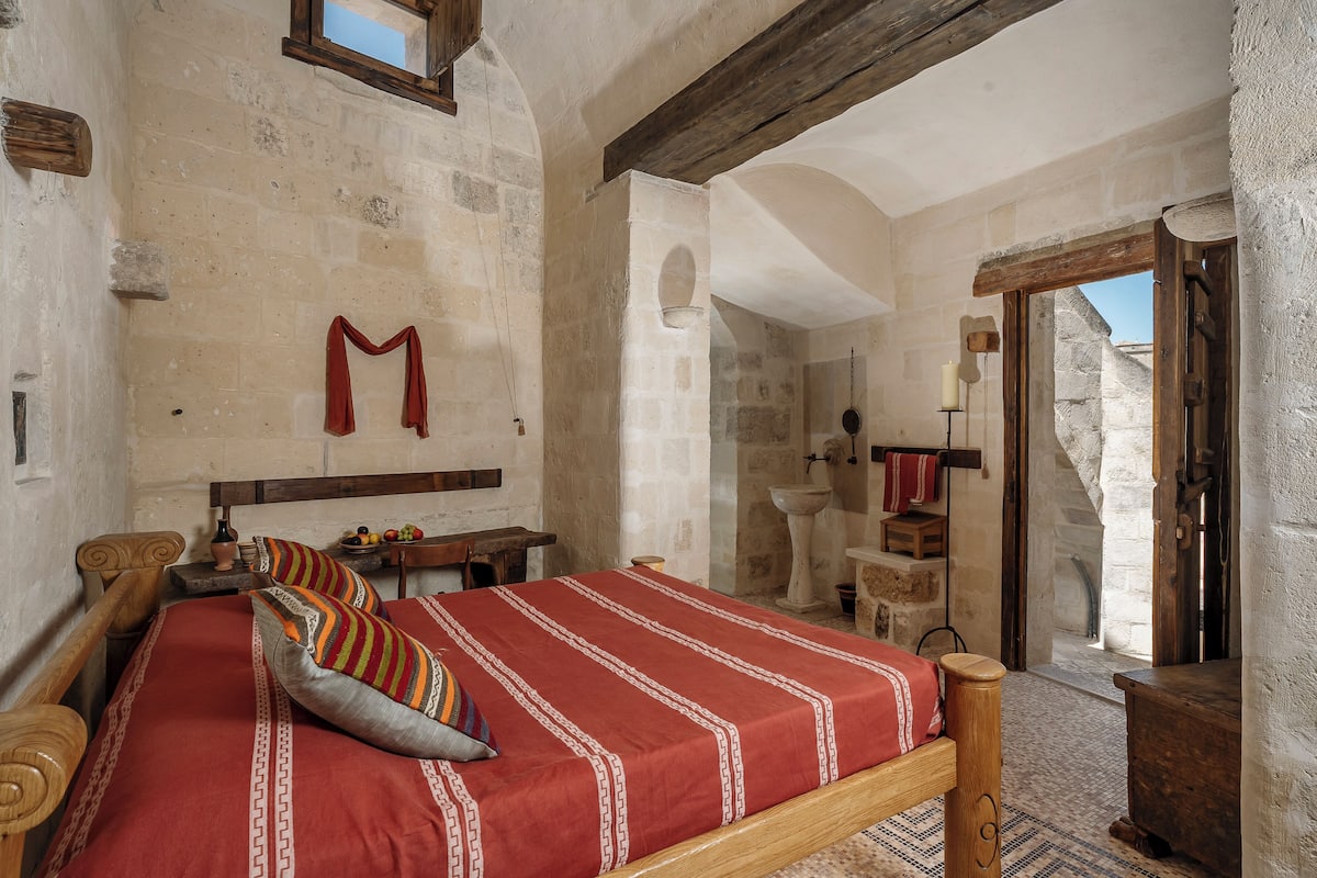Magna Graecia Dwelling 16 - with view of the Sassi | Down comforters, individually decorated, individually furnished, desk