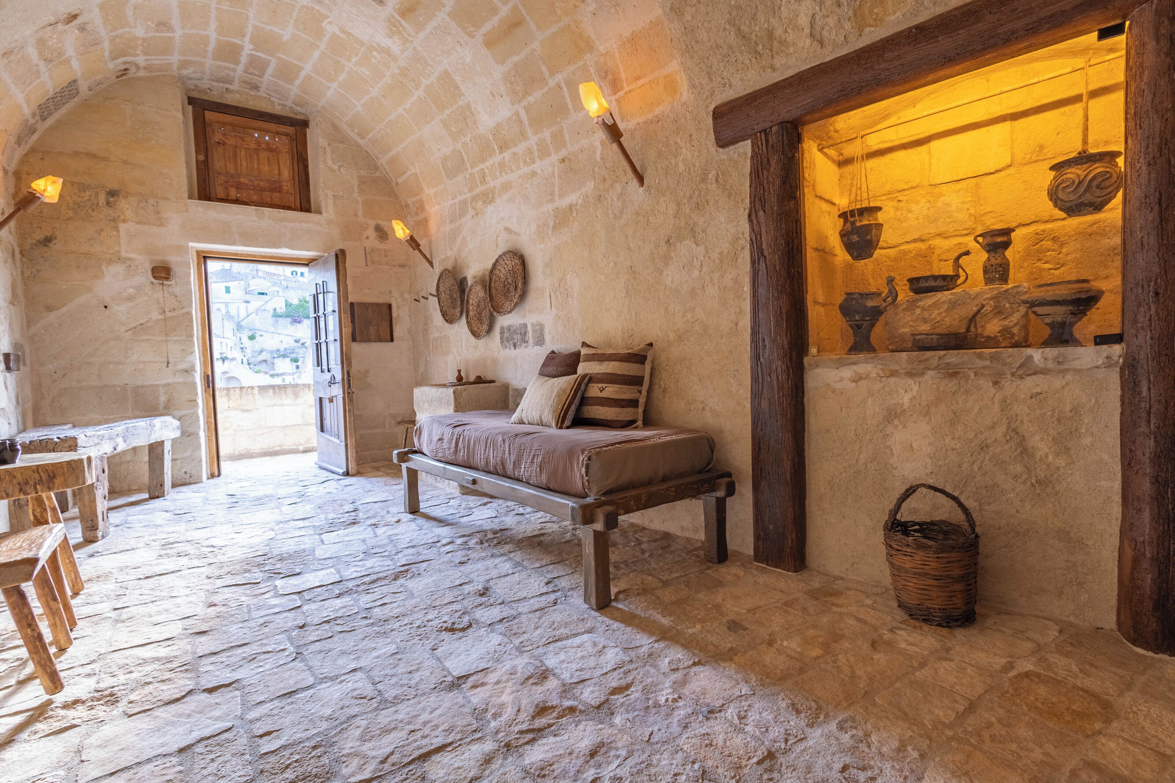 Bronze Age Dwelling 2 (Palma Campania) - in a cave with view of the Sassi | Couette en duvet d'oie, décoration personnalisée