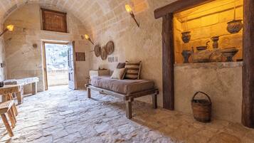 Bronze Age Dwelling 2 (Palma Campania) - in a cave with view of the Sassi | Copriletto in piuma, con stile personalizzato