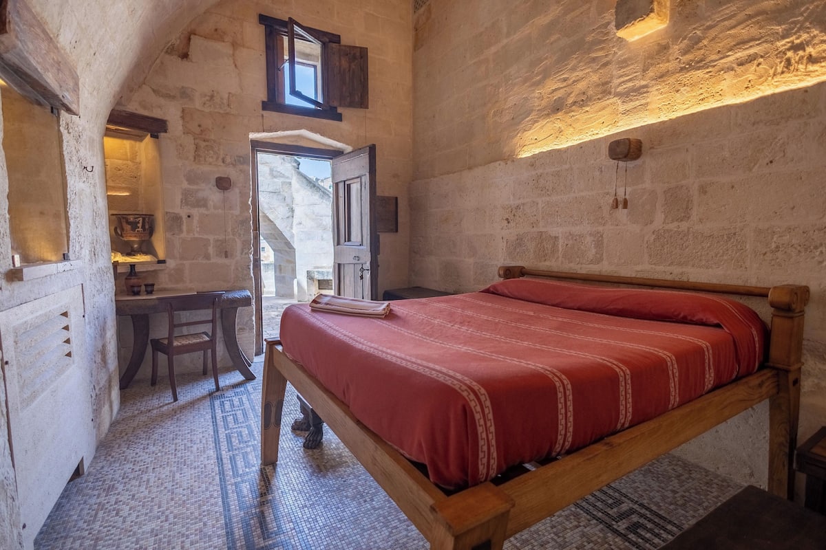Magna Graecia Dwelling 15 - in a cave with view of the Sassi