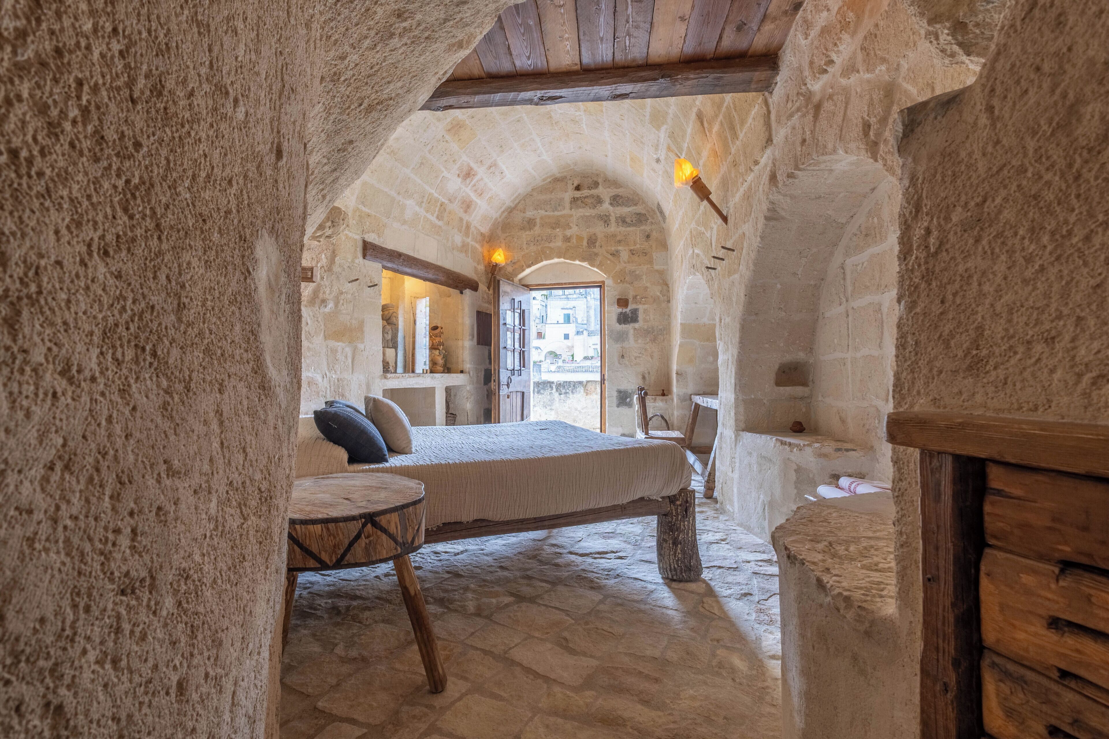Middle Neolithic Dwelling of Serra D'Alto 3 (Matera) - in a cave with view of the Sassi | Copriletto in piuma, con stile personalizzato