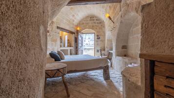 Middle Neolithic Dwelling of Serra D'Alto 3 (Matera) - in a cave with view of the Sassi | Copriletto in piuma, con stile personalizzato