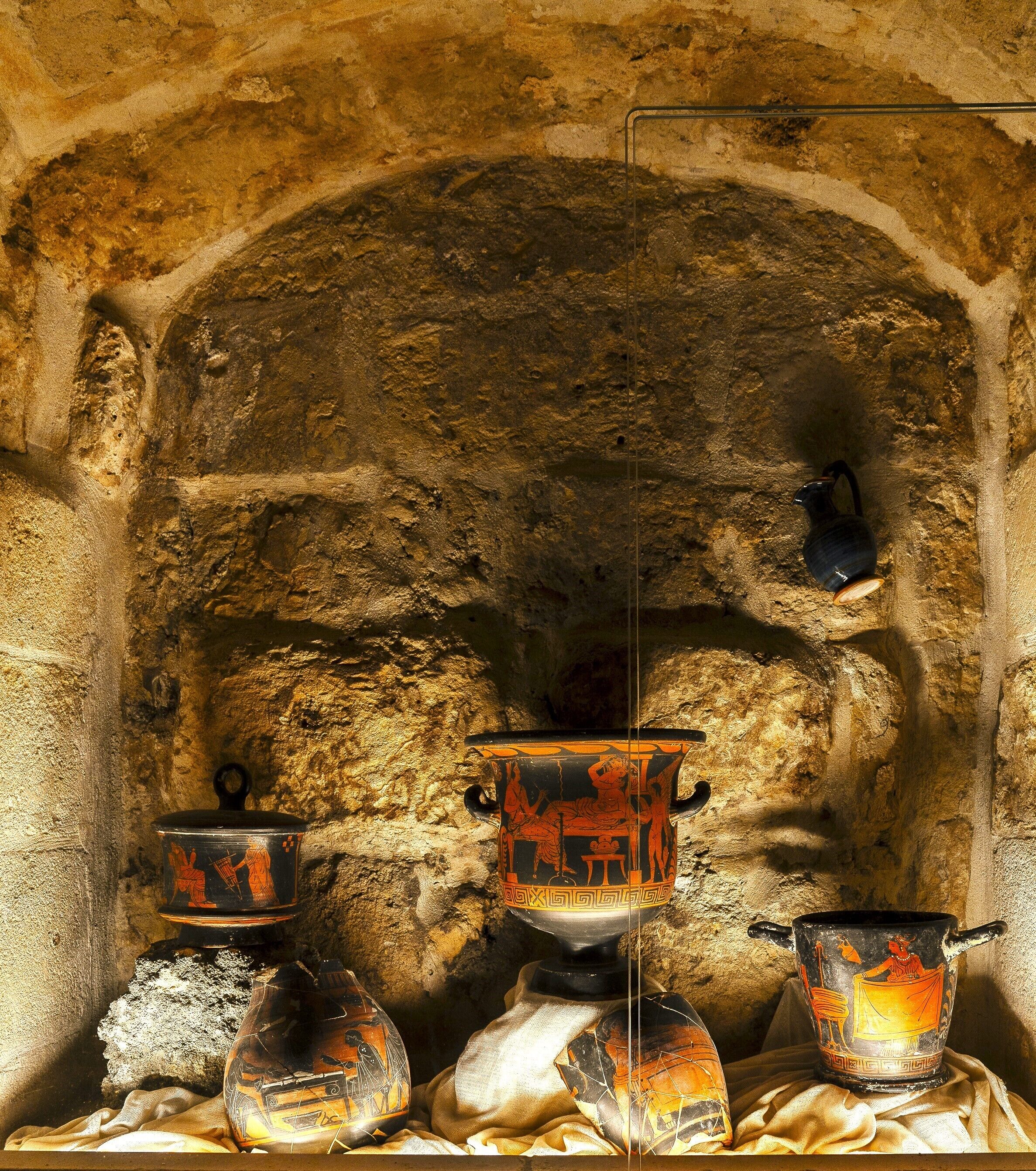 Magna Graecia Dwelling 12 (The Shoemaker's) - in a cave | Down comforters, individually decorated, individually furnished, desk