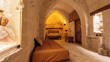 Enotrian Dwelling 4 - in a cave with view of the Sassi | Down duvets, individually decorated, individually furnished, desk