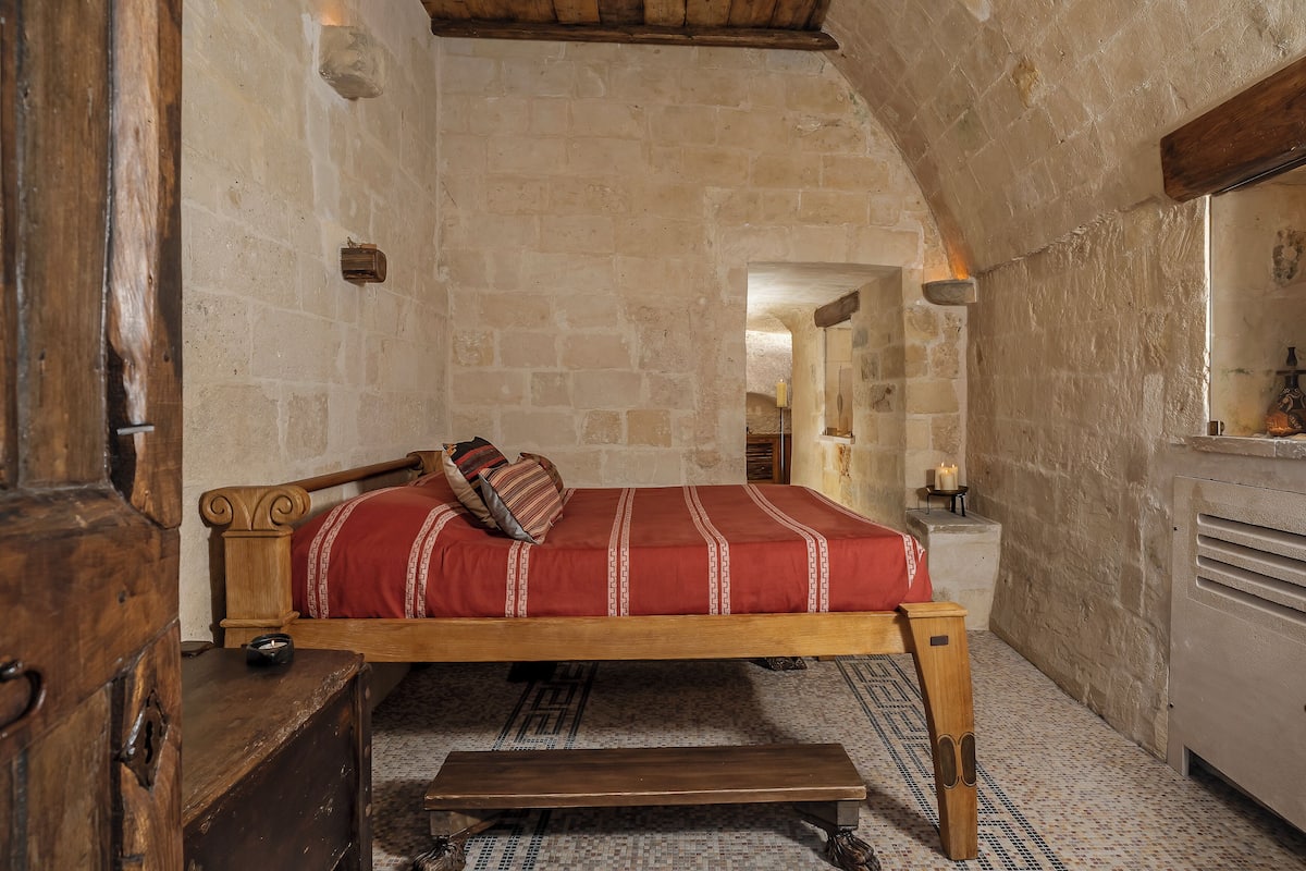 Magna Graecia Dwelling 15 - in a cave with view of the Sassi | Down comforters, individually decorated, individually furnished, desk