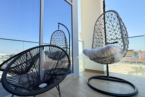Oasis Grove: Stylish 2BR Retreat in Masdar City