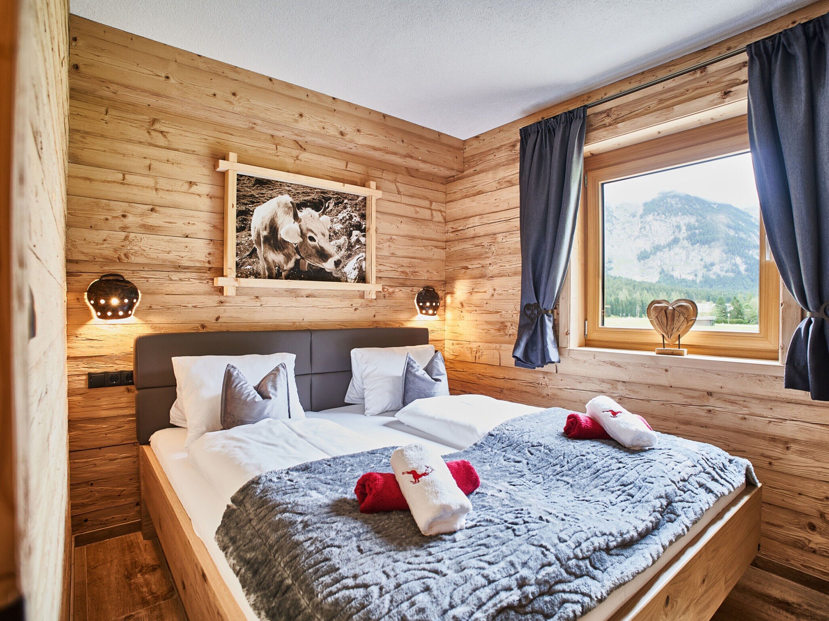 2 عدّة غرف نوم وطراز فريد لكل وحدة وملاءات أسرّة