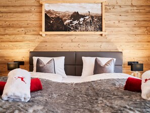 Căn hộ | 2 phòng ngủ, trang bị nội thất với thiết kế riêng biệt, bộ trải giường 