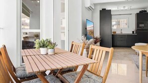 Eine moderne Küche mit Backofen und einem Essbereich, ausgestattet mit einem Holztisch und Stühlen.