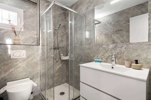 Dusche, Haartrockner, Handtücher