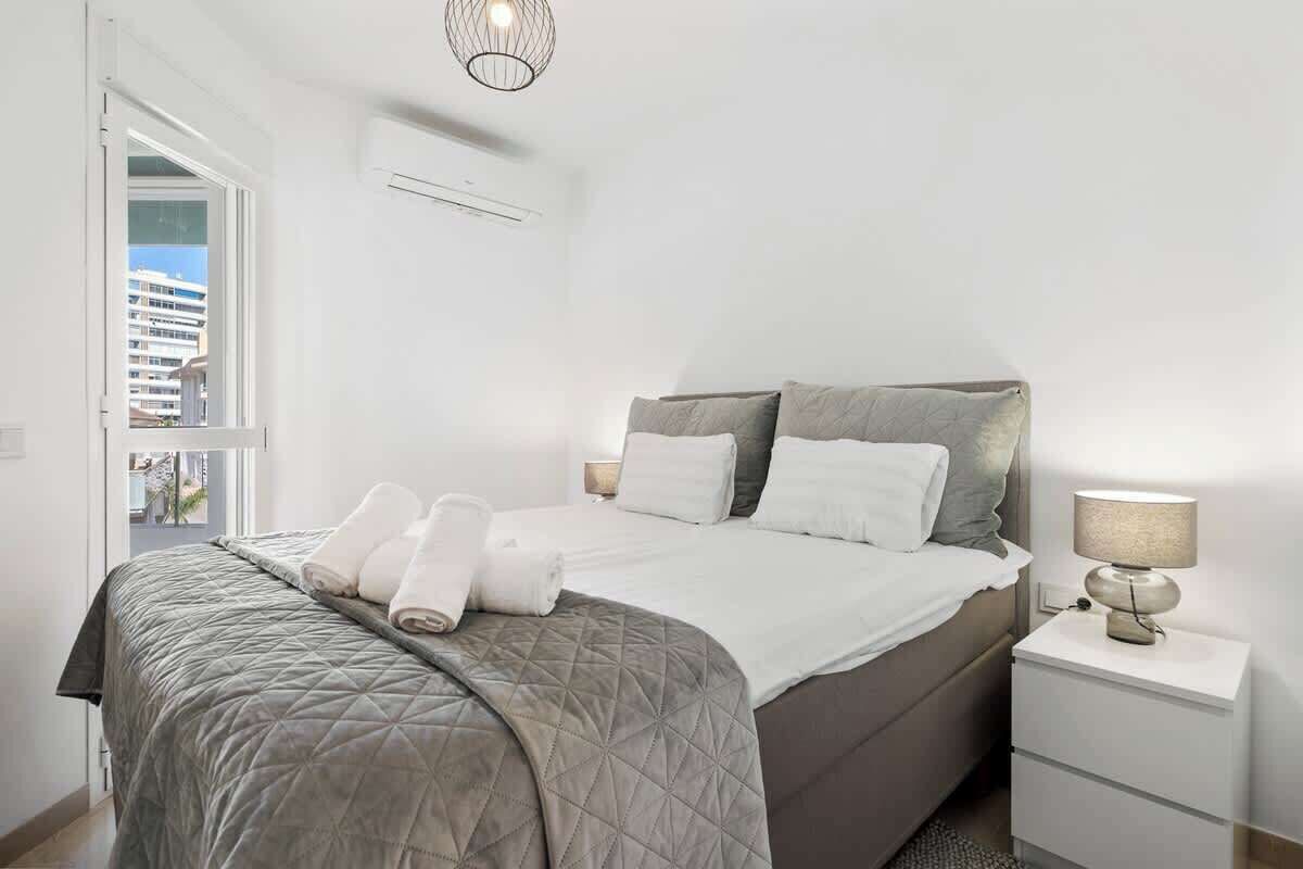 3 slaapkamers, een strijkplank/strijkijzer, reisbedje, gratis wifi