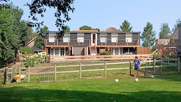 Un edificio a due piani con tetto piatto e un balcone.