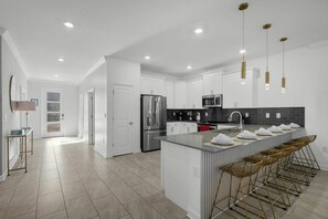 Fridge, microwave, oven, stovetop - 2912 SL 24 guests pool/spa lake view near Disney (Kissimmee)
