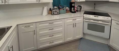 Mikrowelle, Ofen, Herdplatte, Geschirrspüler