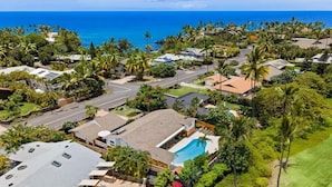 Un quartier résidentiel doté d’une piscine, de maisons et offrant une vue sur l’océan.
