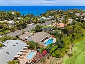Un quartier résidentiel doté d’une piscine, de maisons et offrant une vue sur l’océan.