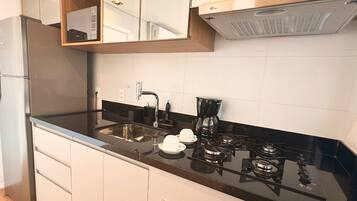 Geladeira grande, micro-ondas, cooktop