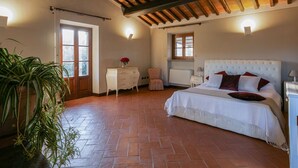 7 bedrooms, individually furnished, bed sheets - Timeless Tuscan Holiday Stay (Arezzo)