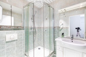 Shower, hair dryer, towels