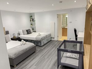 4 quartos, escrivaninha, ferros/tábuas de passar roupa, berço de viagem