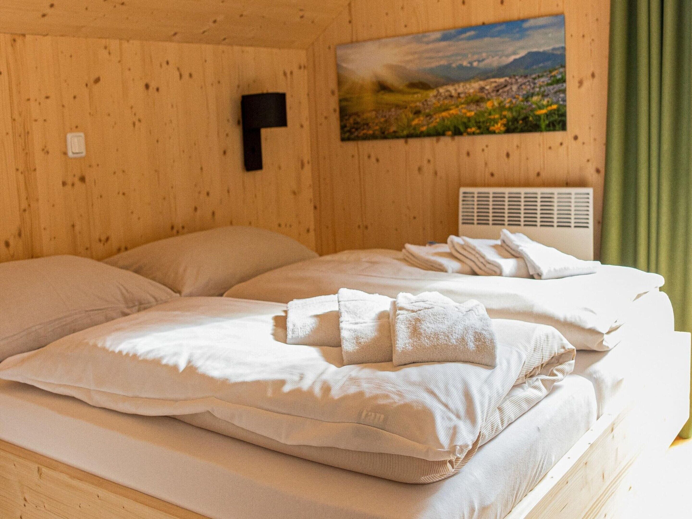 Nhà gỗ | 3 phòng ngủ, trang bị nội thất với thiết kế riêng biệt, bộ trải giường 