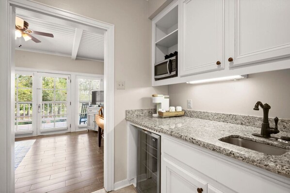 Mikrowelle, Wasserkocher mit Kaffee-/Teezubehör