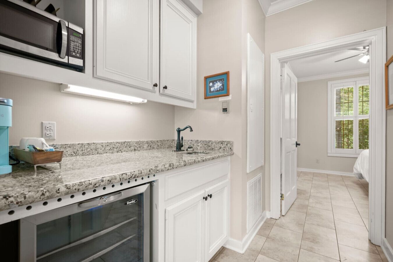 Mikrobølgeovn, kaffetrakter/tekoker og kjøkkenutstyr