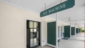 Un espacio al aire libre techado, con máquina de hielo y asientos.