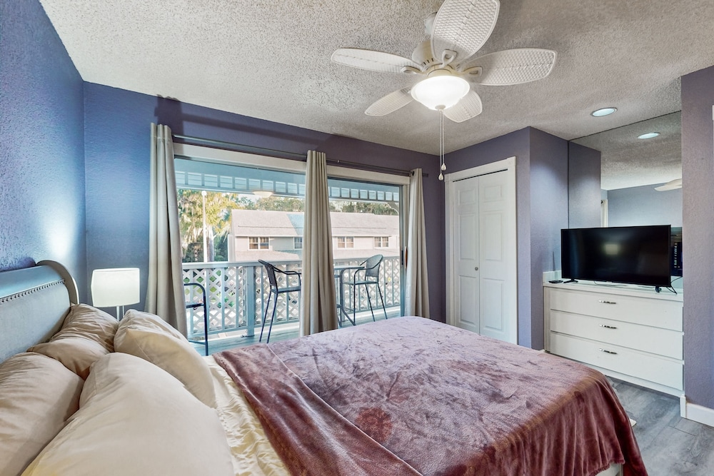 Twostory townhome with lake access, pool, bbq grill, screened patio