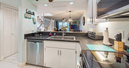 Two-story townhome with lake access, pool, bbq grill, screened patio