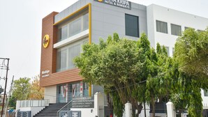 Un hôtel moderne, reconnaissable à son enseigne « Maa Kripa Hotel & Banquets ».