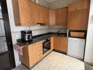 Een koelkast, een microgolfoven, een oven, een vaatwasser