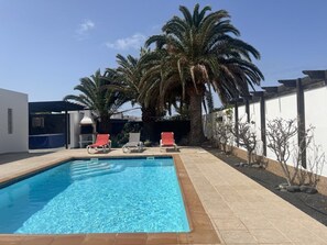 Una piscina al aire libre, una piscina climatizada