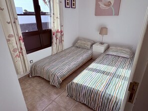 3 chambres, coffres-forts dans les chambres, fer et planche à repasser